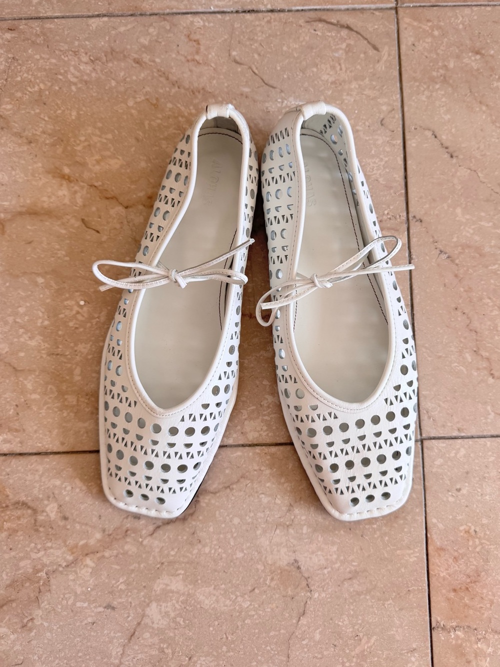 ALOHAS Sway Slit White Leather Ballet Flats